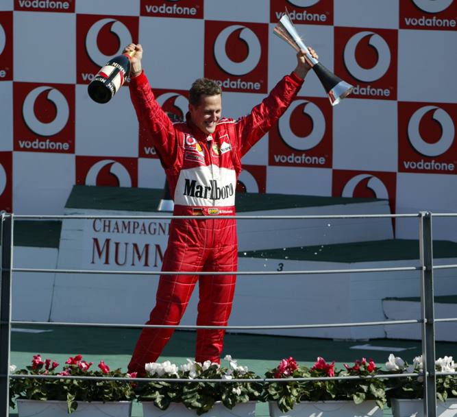 Gp Italia 2003. Michael Schumacher esulta dal podio per i suoi tifosi (Studio Colombo)